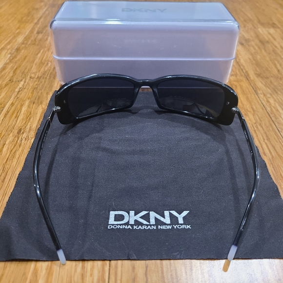 ? DKNY Designer Women\'s Black Sunglasses with Hard Case & Cleaning Cloth main image 8